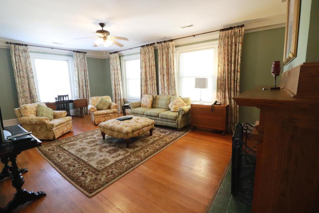 Deluxe Queen Room with Two Queen Beds at Inn at 835 Boutique Hotel