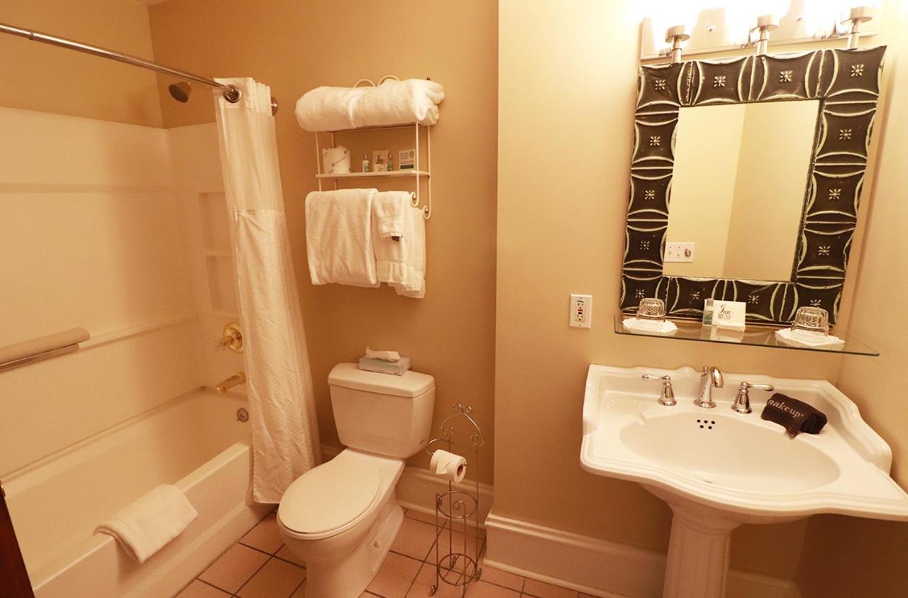 Queen Room with Balcony at Inn at 835 Boutique Hotel