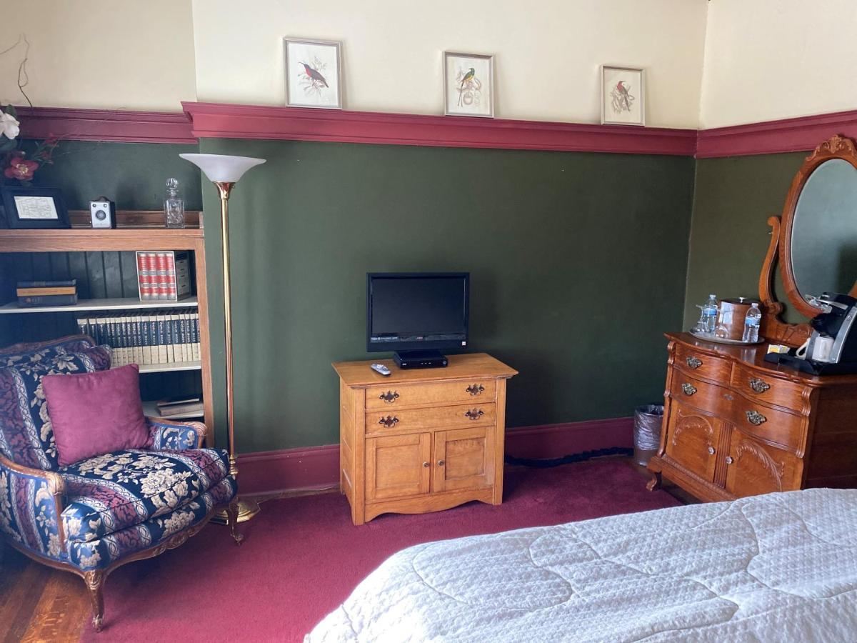 Standard Queen Room at Inn at 835 Boutique Hotel