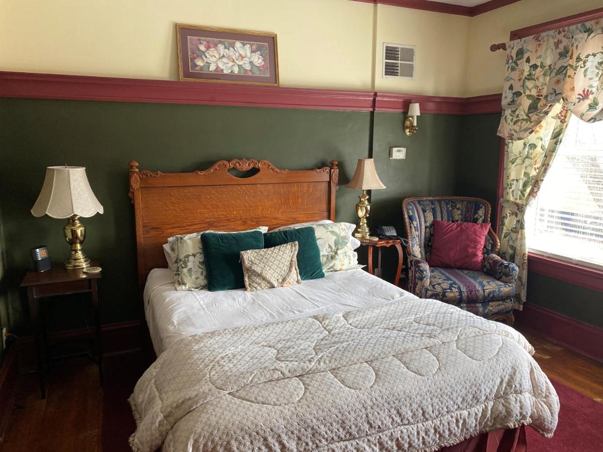 Standard Queen Room at Inn at 835 Boutique Hotel