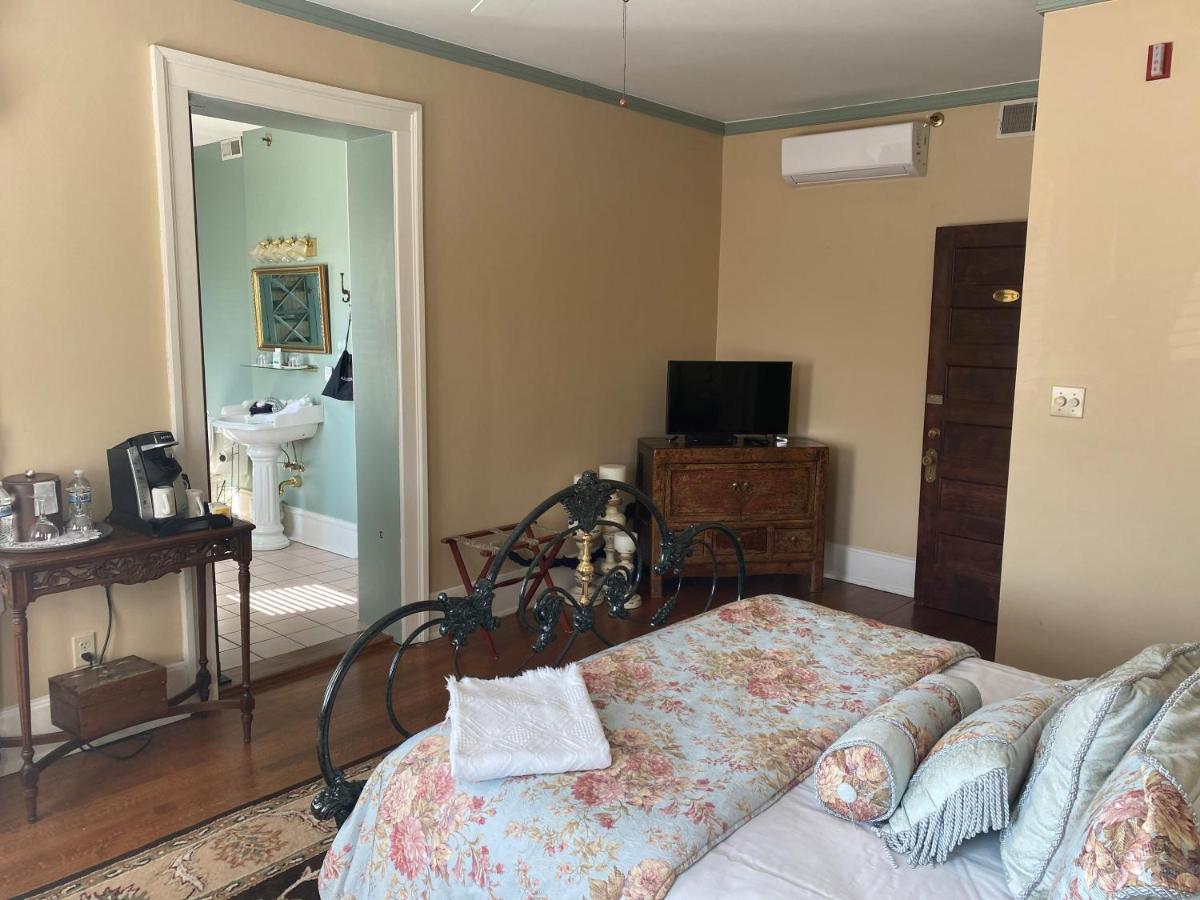 Deluxe Queen Room at Inn at 835 Boutique Hotel
