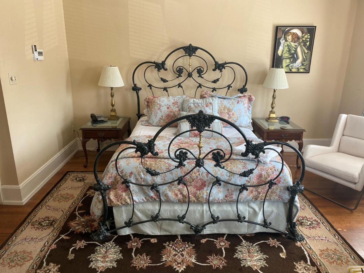 Deluxe Queen Room at Inn at 835 Boutique Hotel
