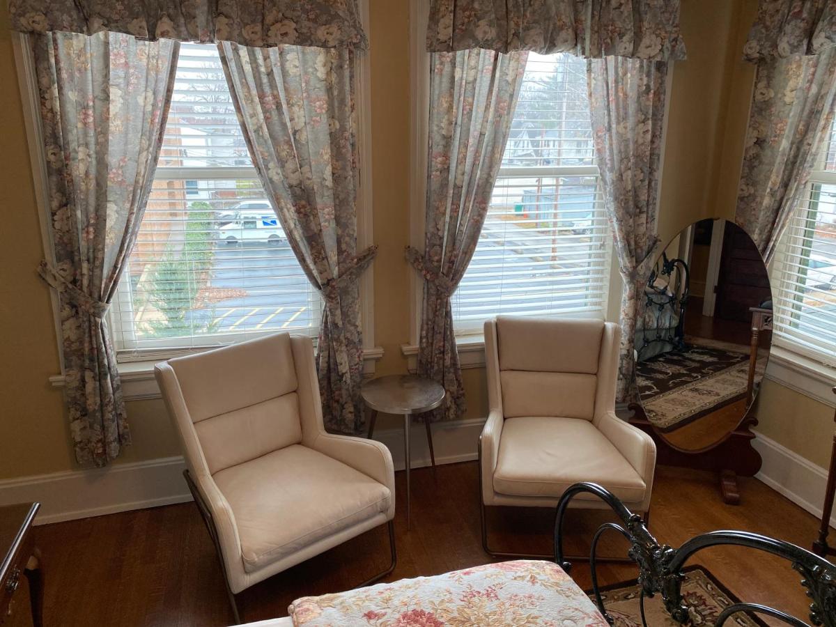 Deluxe Queen Room at Inn at 835 Boutique Hotel