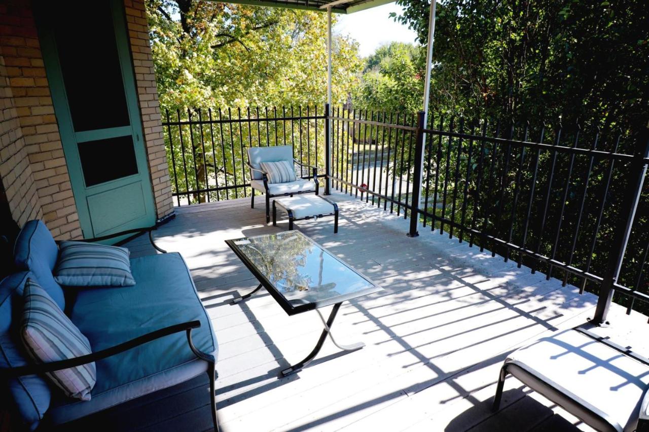 Deluxe Double Room with Balcony at Inn at 835 Boutique Hotel