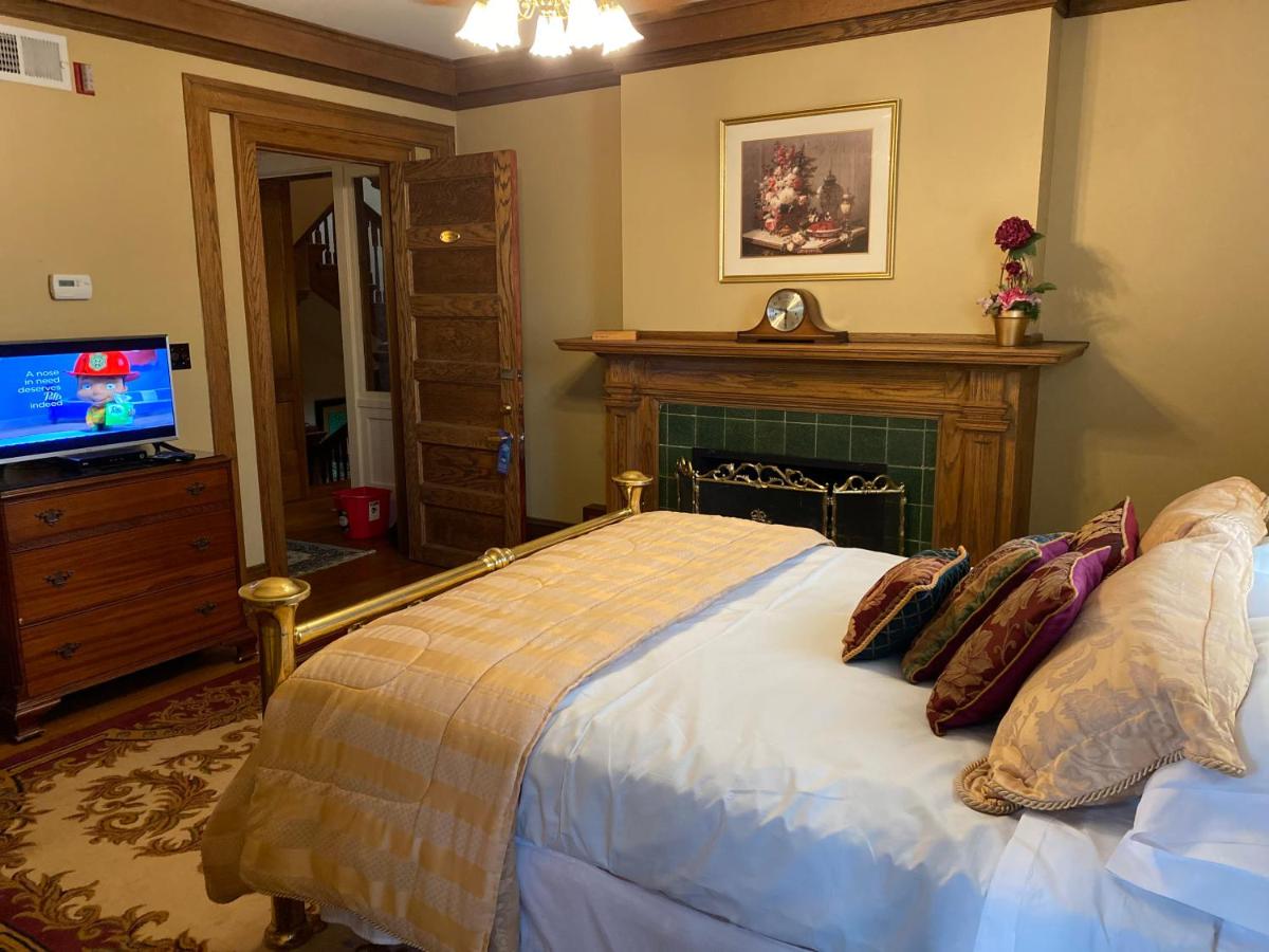 Superior Queen Room at Inn at 835 Boutique Hotel