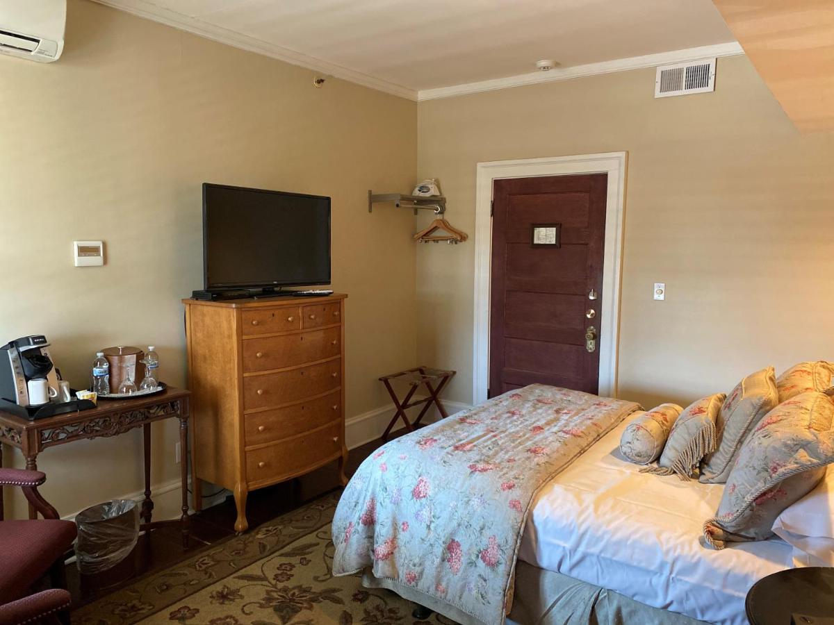 Queen Room with Balcony at Inn at 835 Boutique Hotel