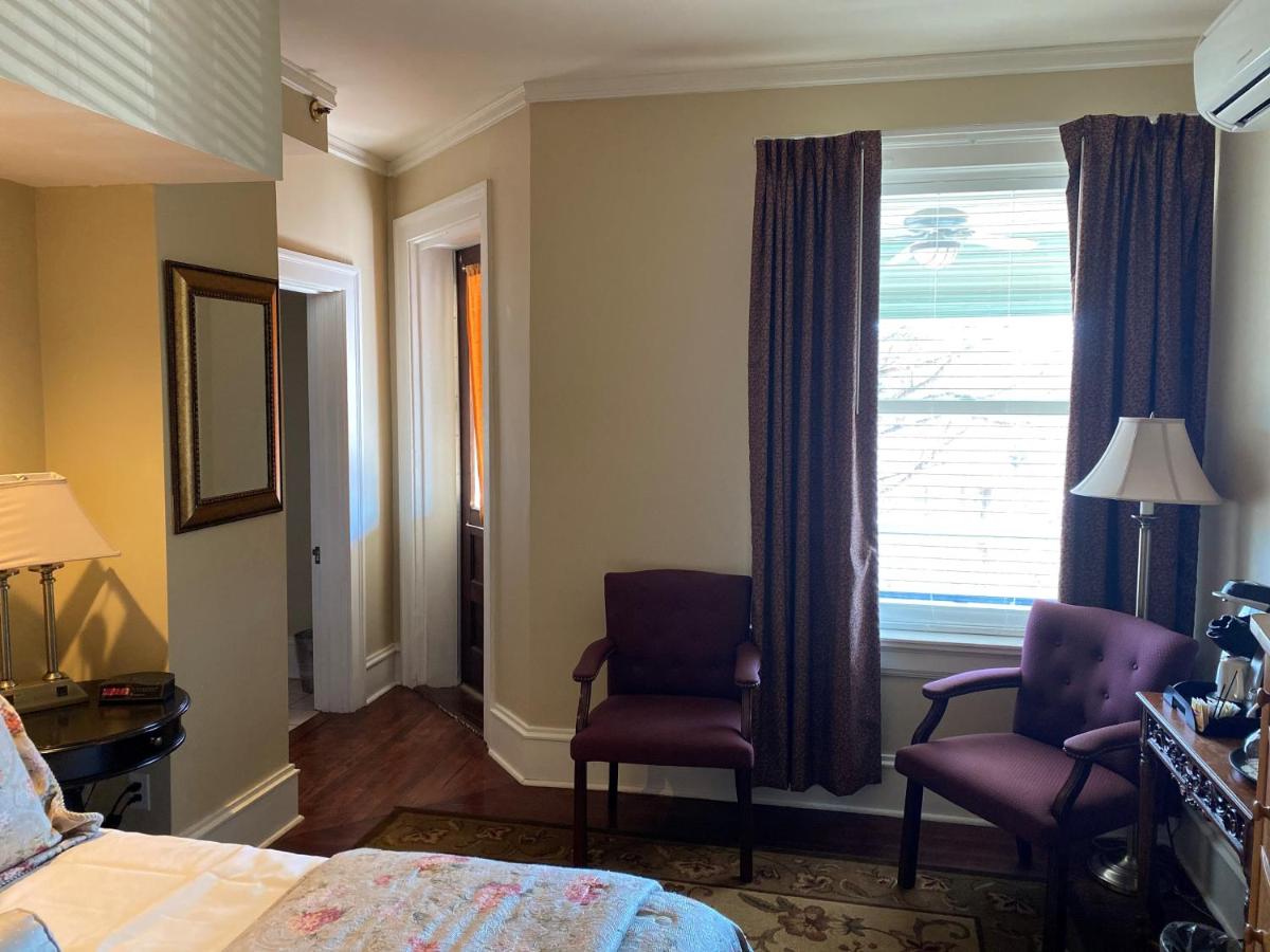Queen Room with Balcony at Inn at 835 Boutique Hotel