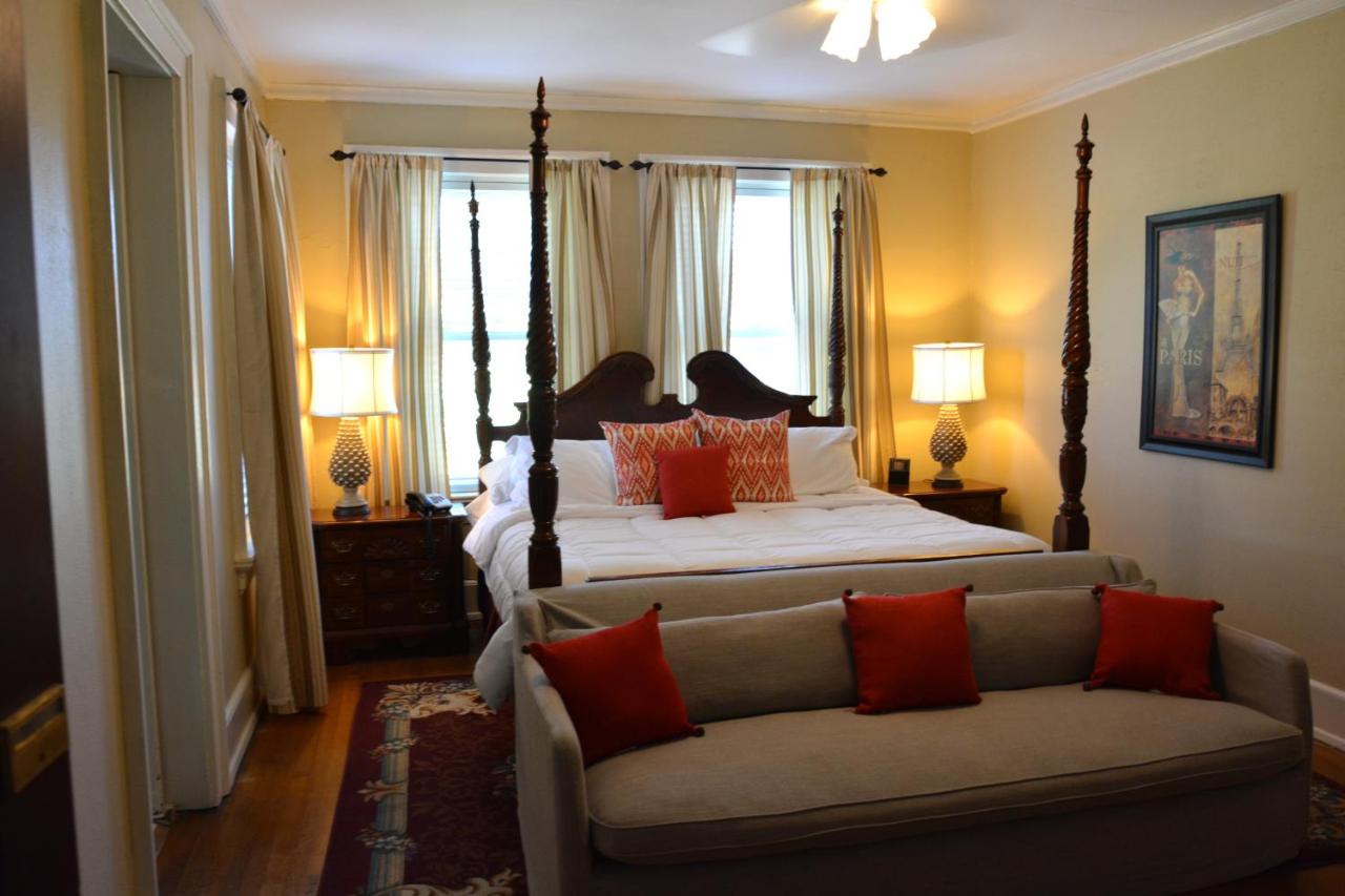 Deluxe King Room at Inn at 835 Boutique Hotel