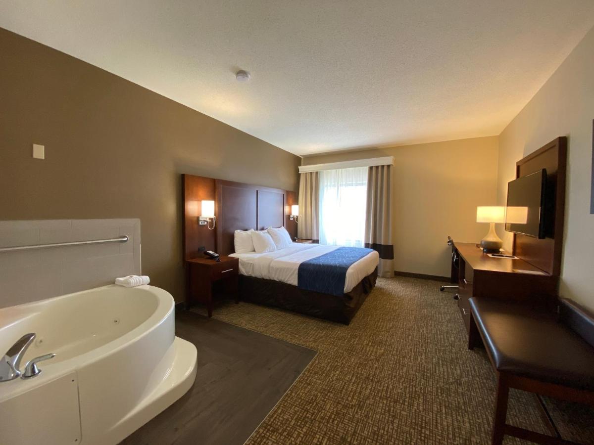 | Comfort Inn East Windsor - Springfield
