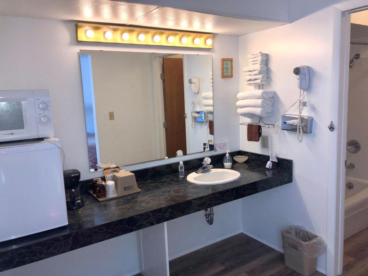| Budget Host Inn