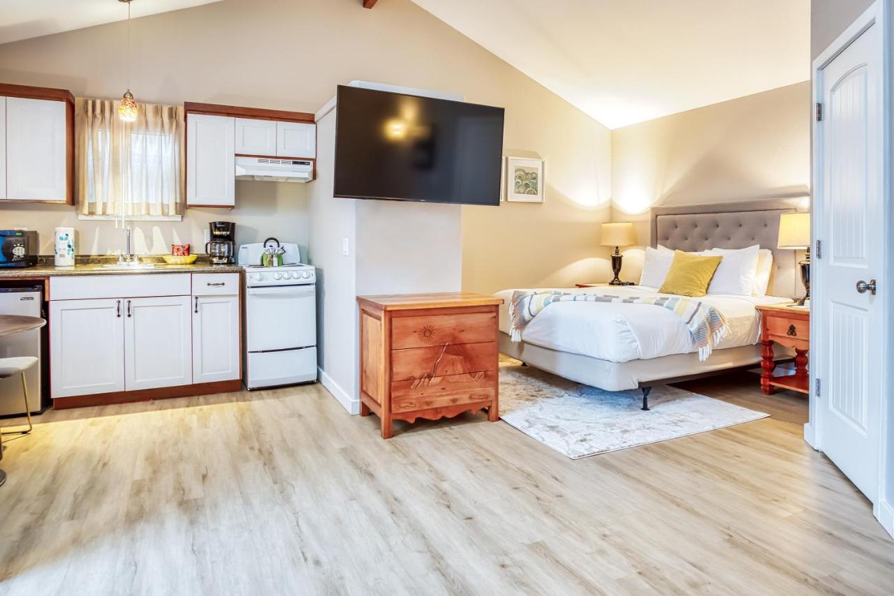 Queen Room with Spa at Inn at Haystack Rock