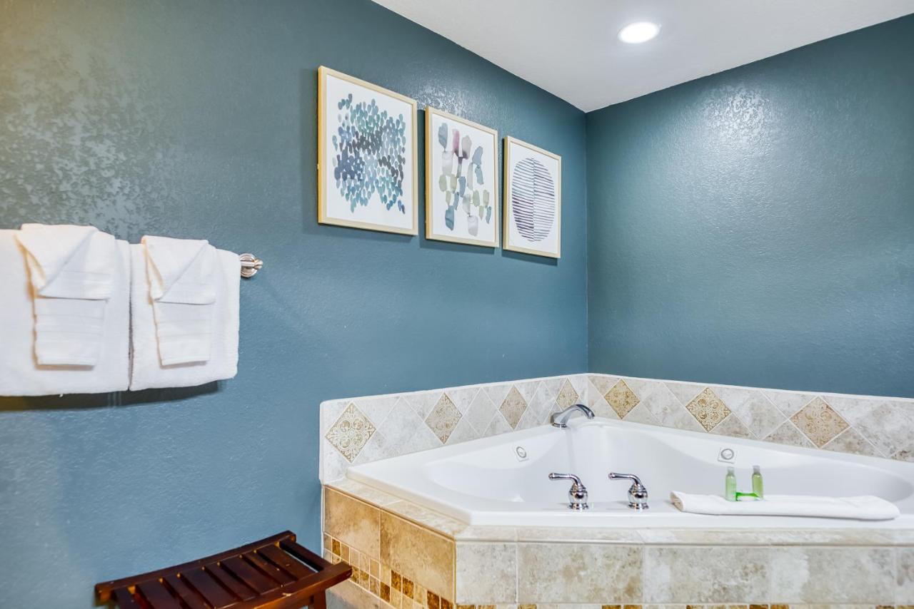 One Bedroom Suite with Spa at Inn at Haystack Rock