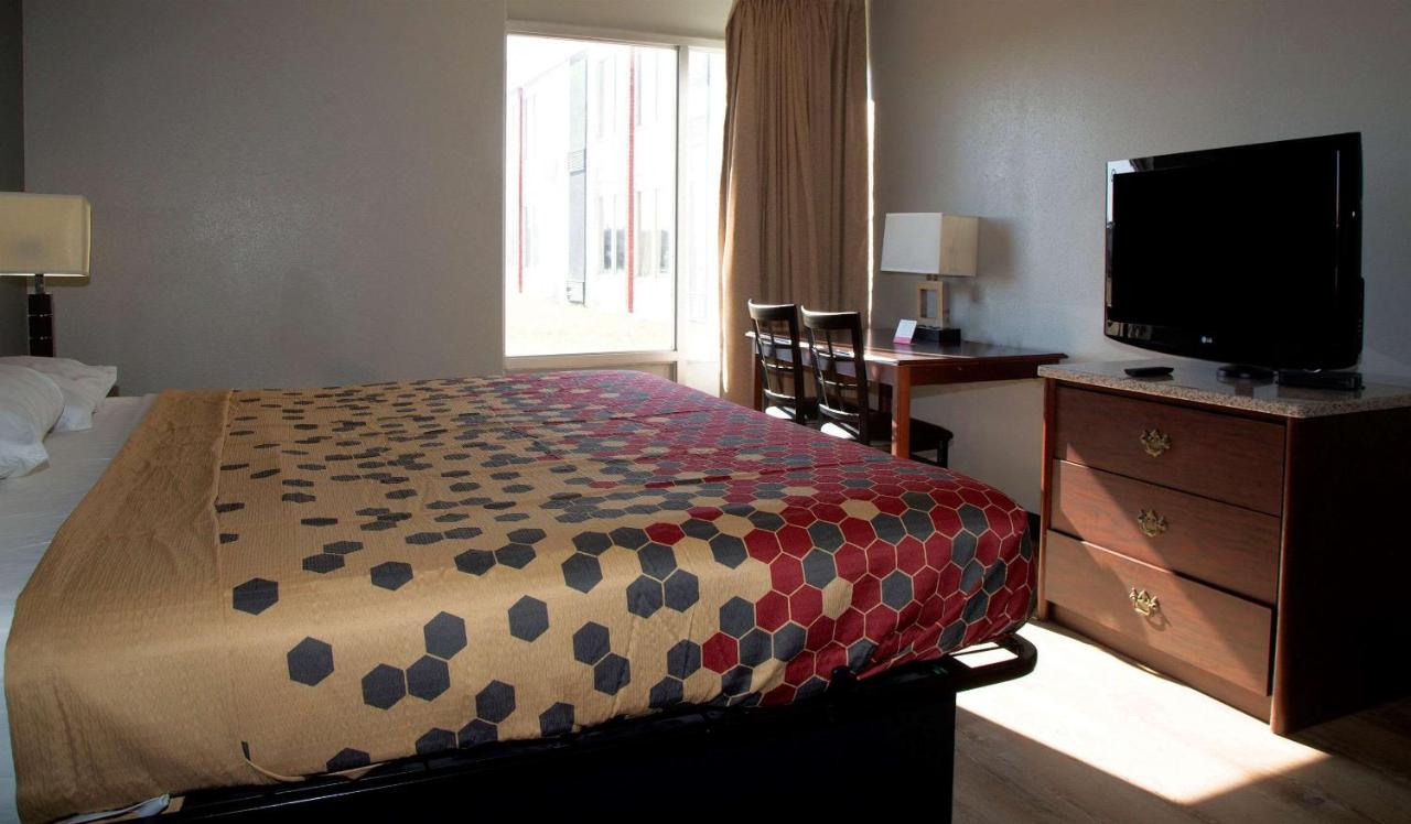Standard King Room - Non-Smoking  at Econo Lodge Ardmore