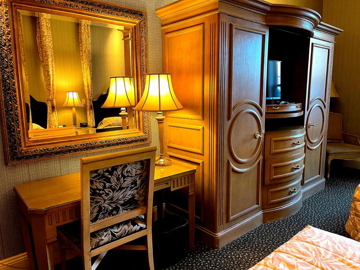 | Celebrity Hotel