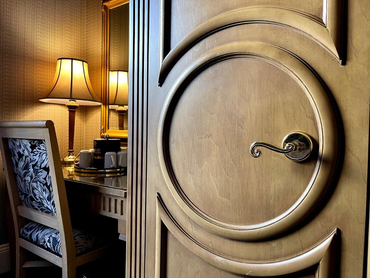  | Celebrity Hotel