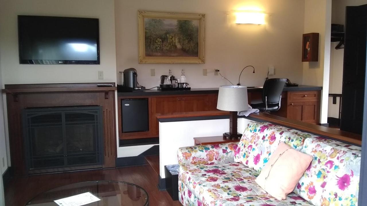 | Noyo Harbor Inn