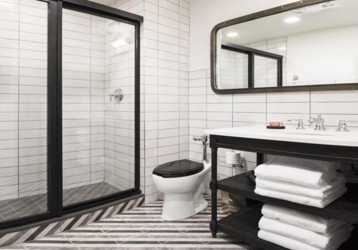 Superior Queen Room at The Chicago Hotel Collection River North