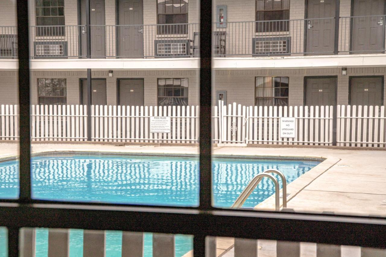 | Lake View Inn