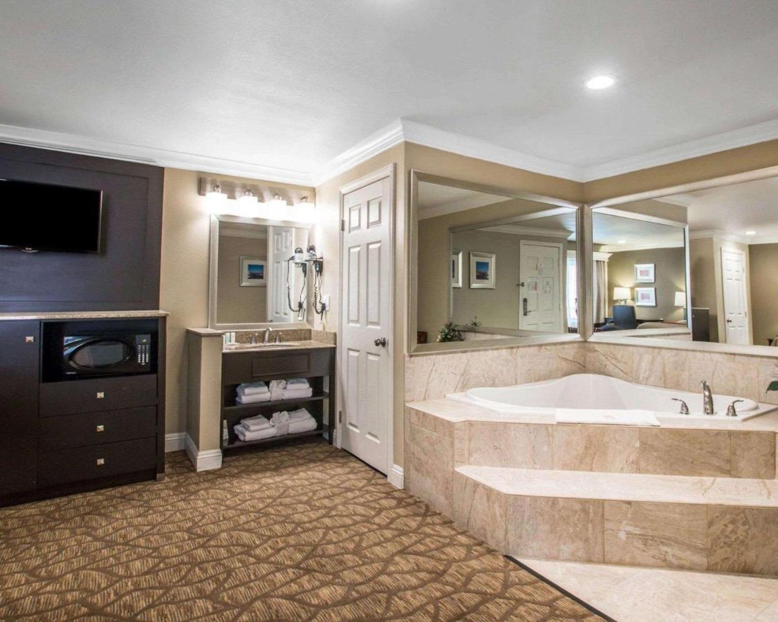 Superior Room, 1 King Bed, In-Room Whirlpool, Non Smoking at Quality Inn Downey