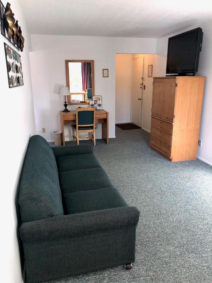 | Budget Host Inn