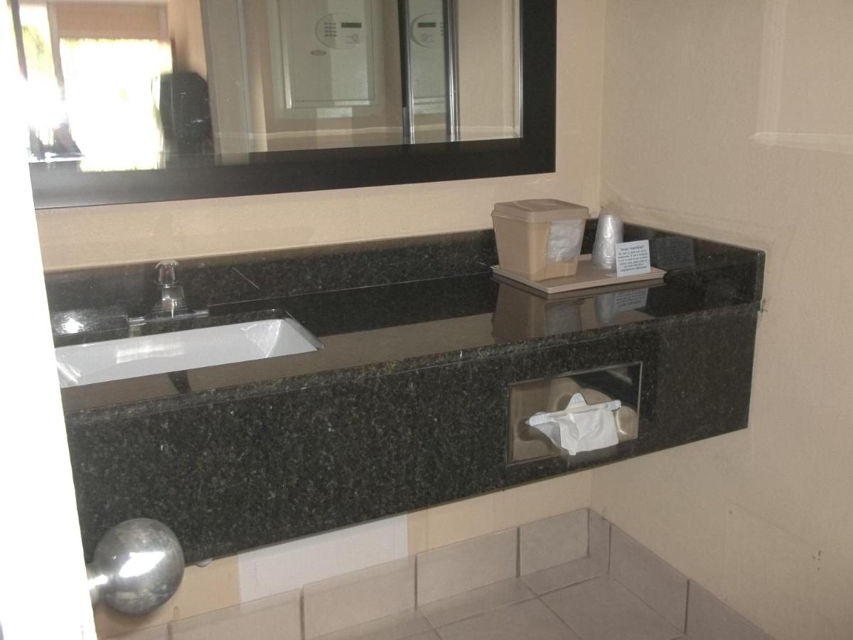 Days Inn by Wyndham Fort Lauderdale Airport Cruise Port