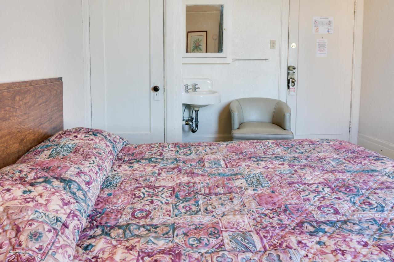 Double Room with Two Double Beds and Shared Bathroom at Aida Plaza Hotel