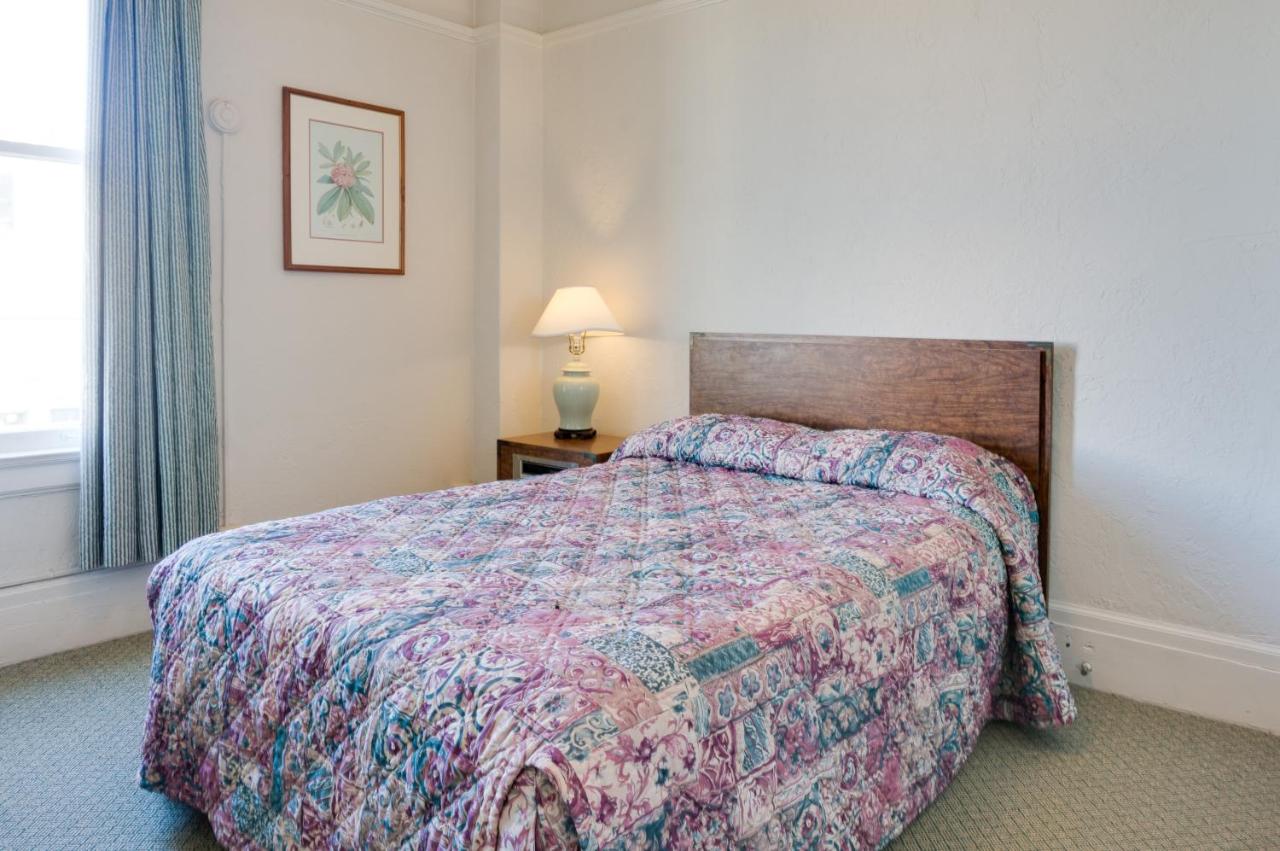 Double Room with Two Double Beds and Shared Bathroom at Aida Plaza Hotel