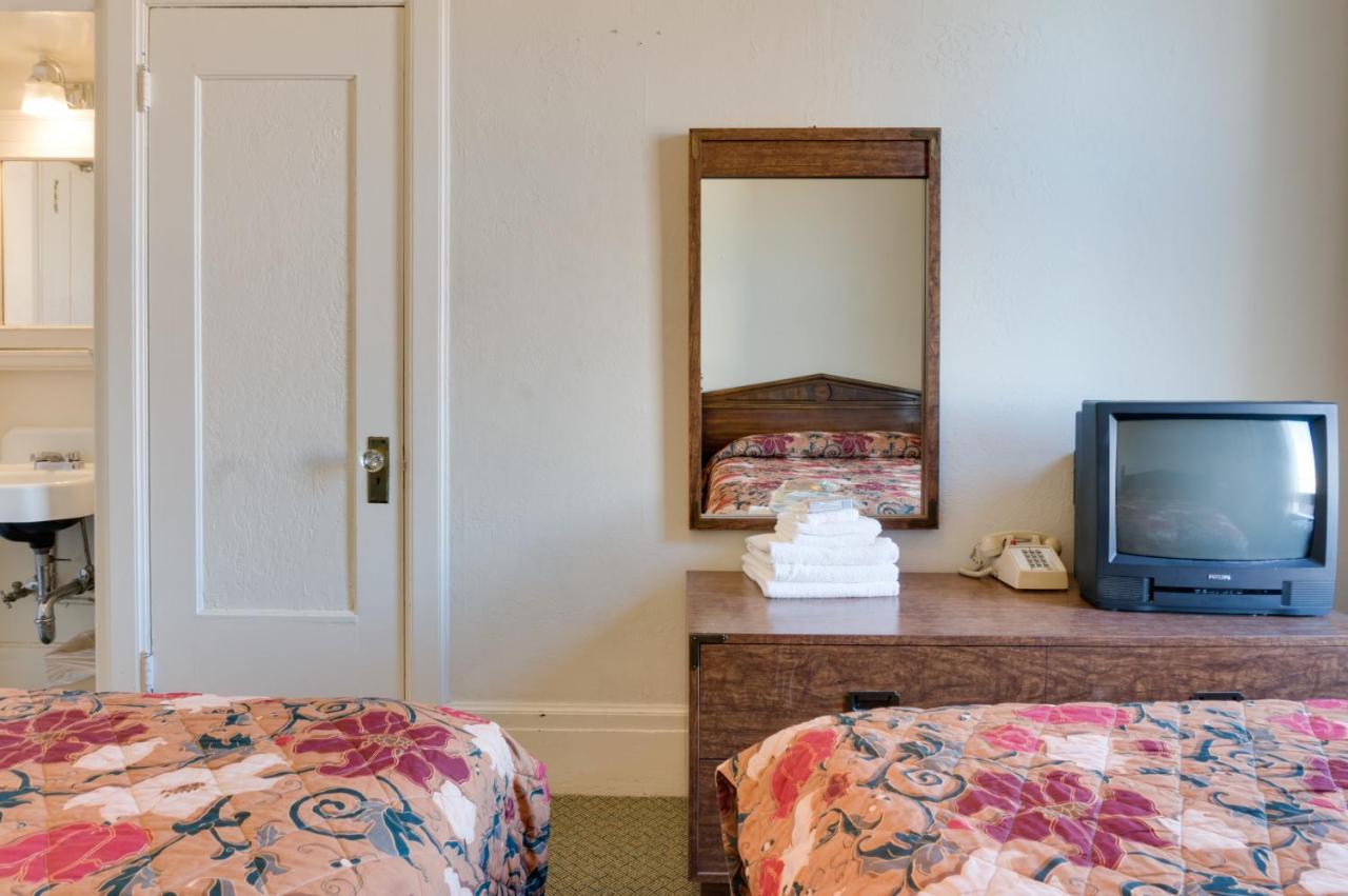 Twin Room with Private Bathroom at Aida Plaza Hotel