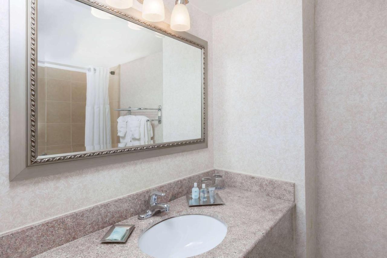 Coastal Two Bedroom Suite 1 King Bed, 2 Queens Bed, Sofa Bed at Wyndham Virginia Beach Oceanfront