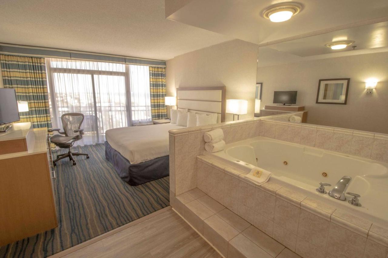 King Room with Partial Ocean View at Wyndham Virginia Beach Oceanfront