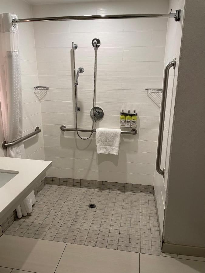 | Holiday Inn Express & Suites Corona