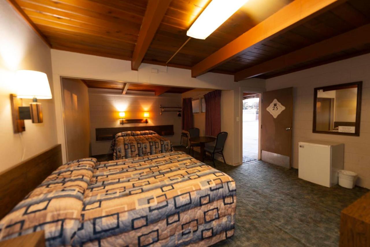 | Cedar Inn