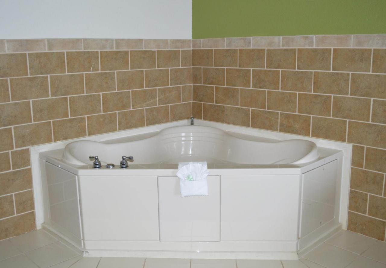 King Suite with Hot Tub - Non-Smoking at Sleep Inn & Suites Virginia Horse Center