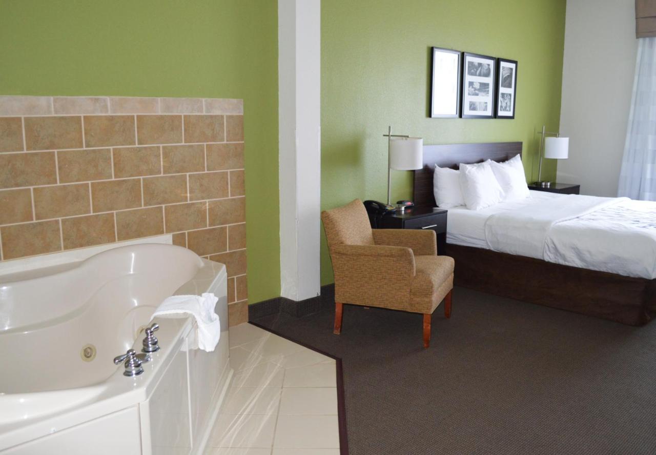 King Suite with Hot Tub - Non-Smoking at Sleep Inn & Suites Virginia Horse Center