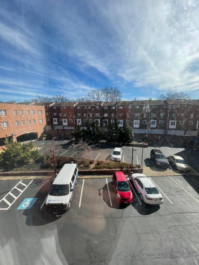 Standard Room with One King Bed - Courtyard View at Comfort Inn Ballston