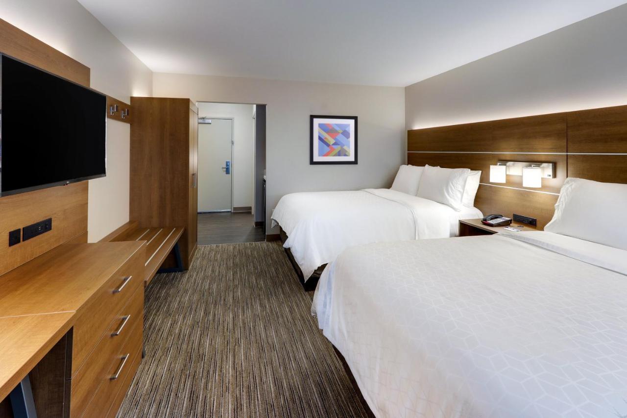 Room with Two Beds - Hearing Accessible - Non-Smoking at Holiday Inn Express & Suites Middletown - Goshen by IHG