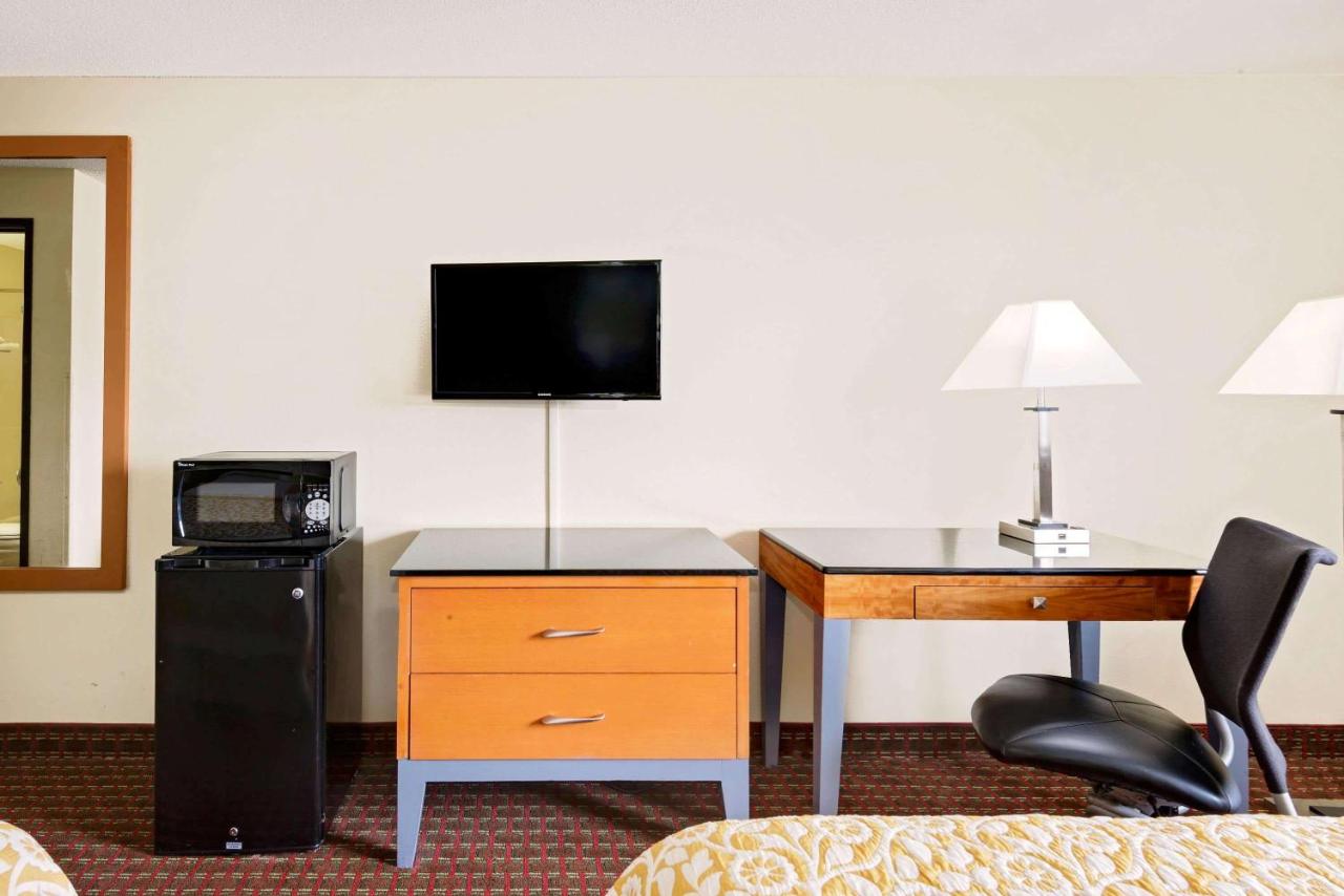 King Room - Mobility Access/Non-Smoking at Days Inn by Wyndham Fort Dodge