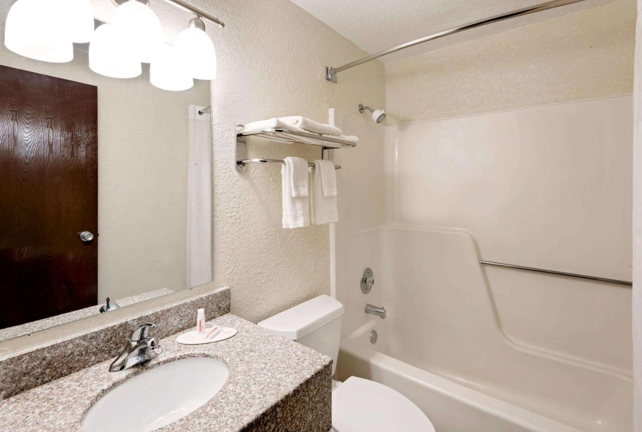 King Room - Non-Smoking at Days Inn by Wyndham Fort Dodge