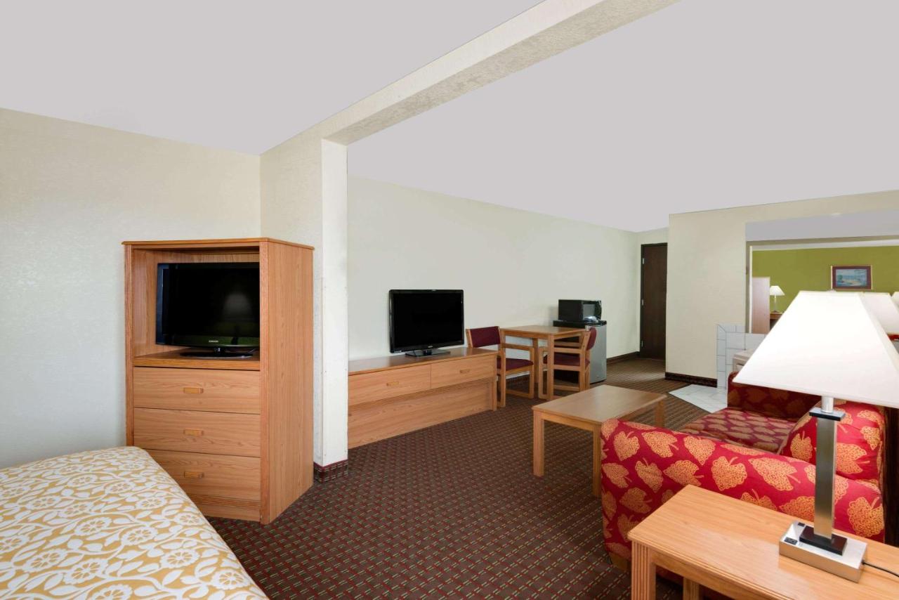 King Studio Suite with Jetted Tub - Non-Smoking at Days Inn by Wyndham Fort Dodge