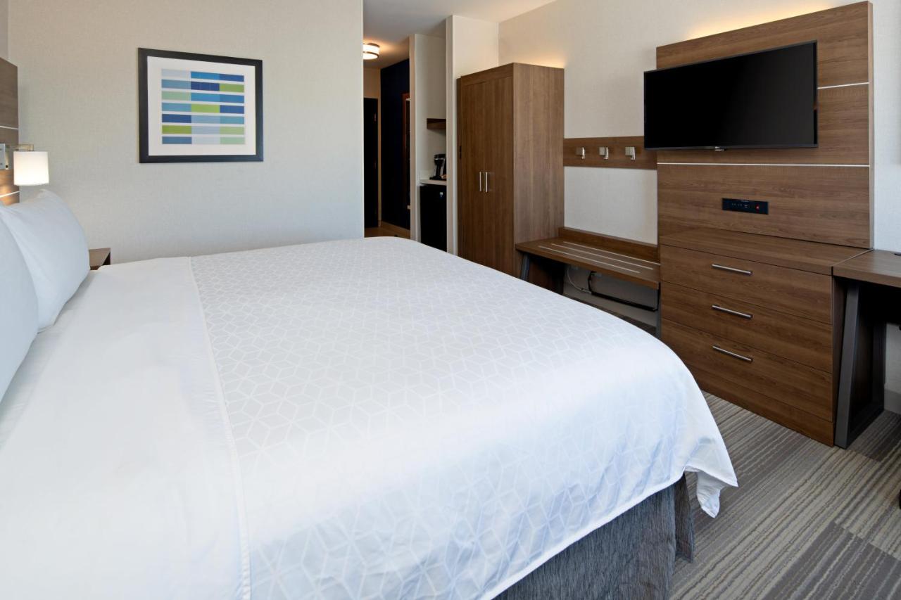 King Room with Bath Tub - Disability Access at Holiday Inn Express Los Angeles Airport by IHG