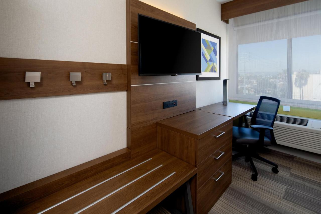 King Room with Bath Tub - Disability Access at Holiday Inn Express Los Angeles Airport by IHG