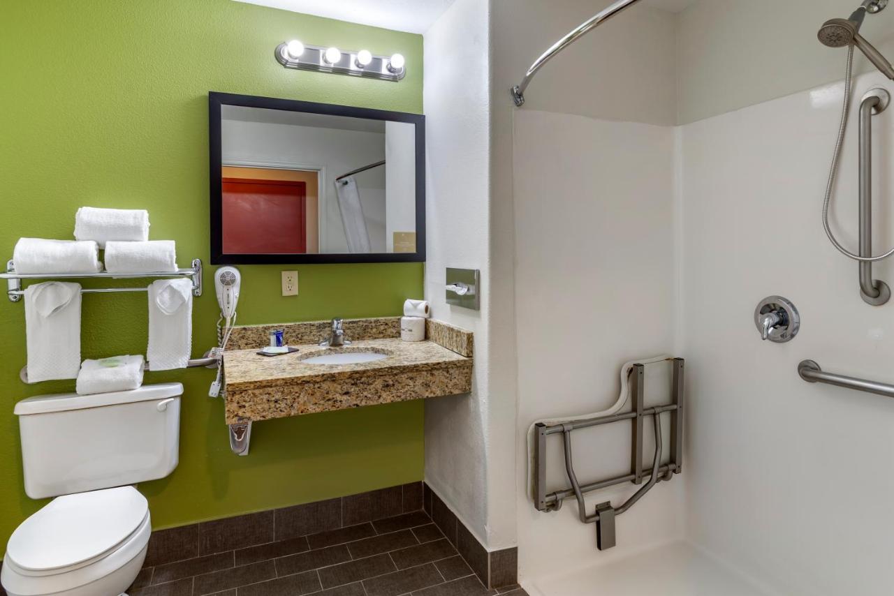 King Room with Roll-In Shower - Accessible/Non-Smoking at Sleep Inn & Suites Stockbridge Atlanta South