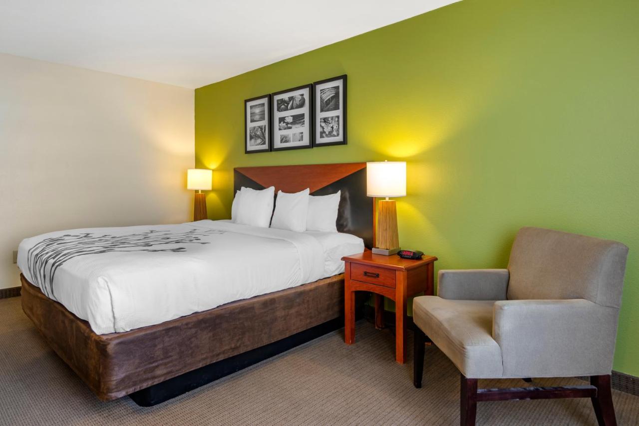 King Room with Roll-In Shower - Accessible/Non-Smoking at Sleep Inn & Suites Stockbridge Atlanta South