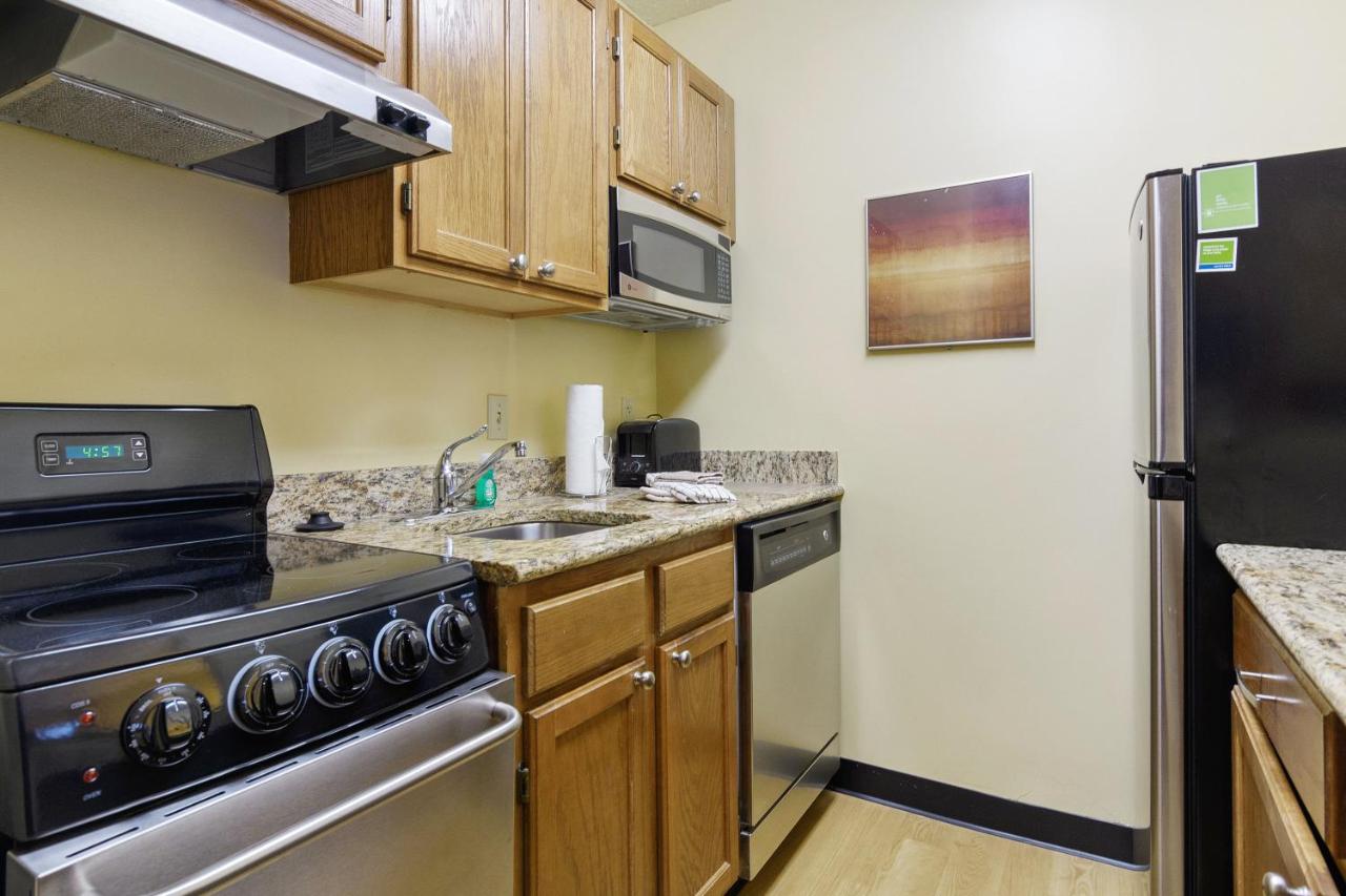 Deluxe studio 1 Queen Bed Non-Smoking at Extended Stay America Suites Richmond Glen Allen Short Pump