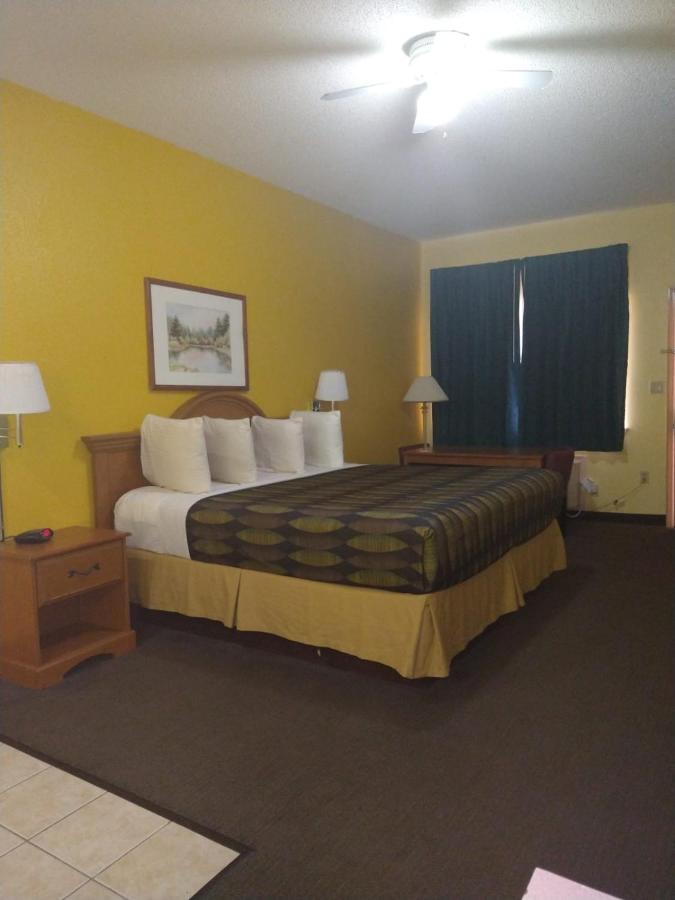 King Suite with Spa Bath - Smoking at SureStay Hotel By Best Western Mission