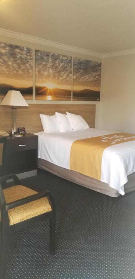 Queen Room - Non-Smoking at Days Inn by Wyndham Winnemucca