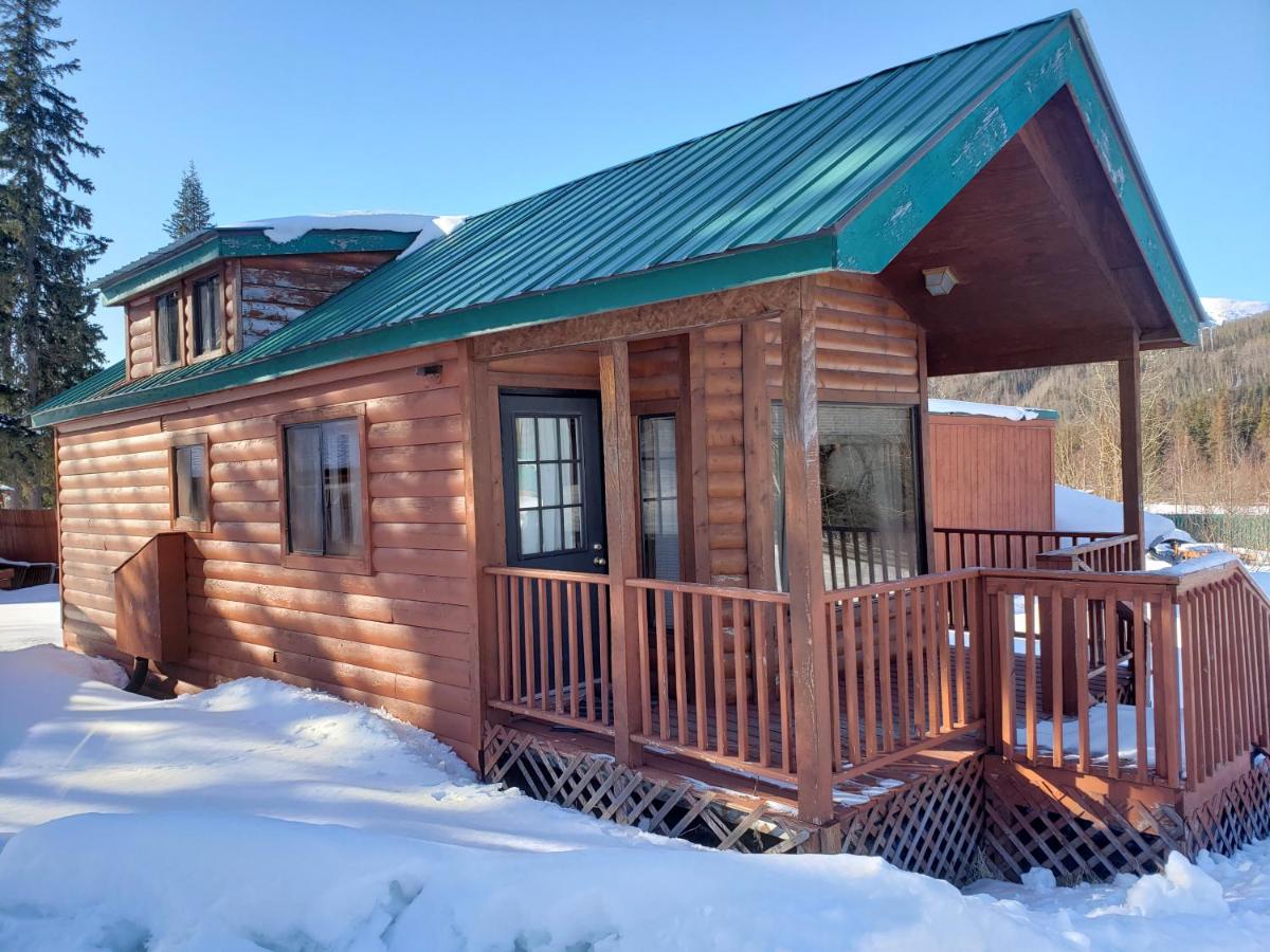 | Gwin's Lodge & Roadhouse