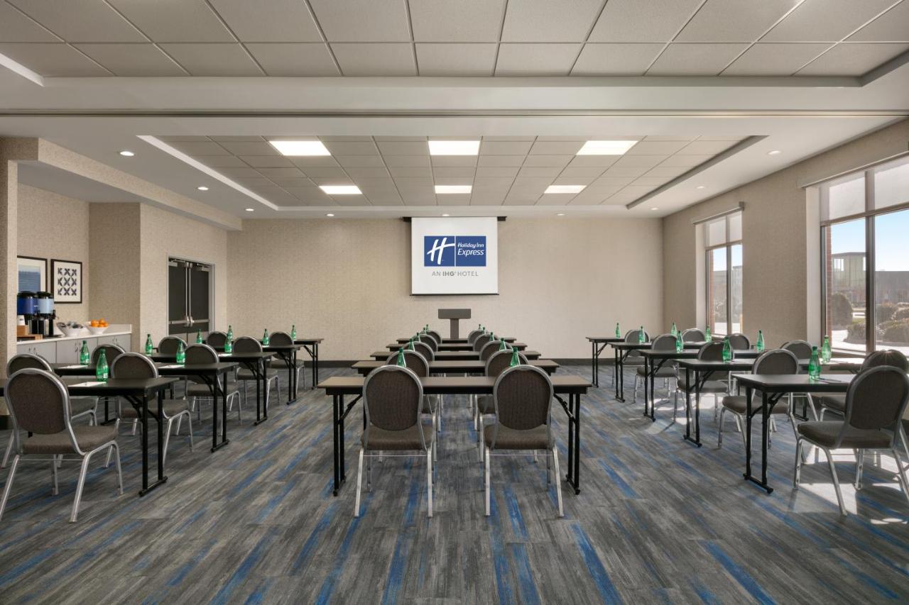  | Holiday Inn Express Hotel & Suites Norfolk Airport