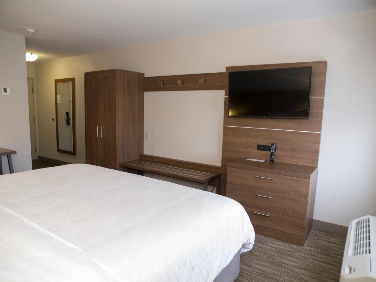 King Room at Holiday Inn Express Hotel & Suites Madison by IHG