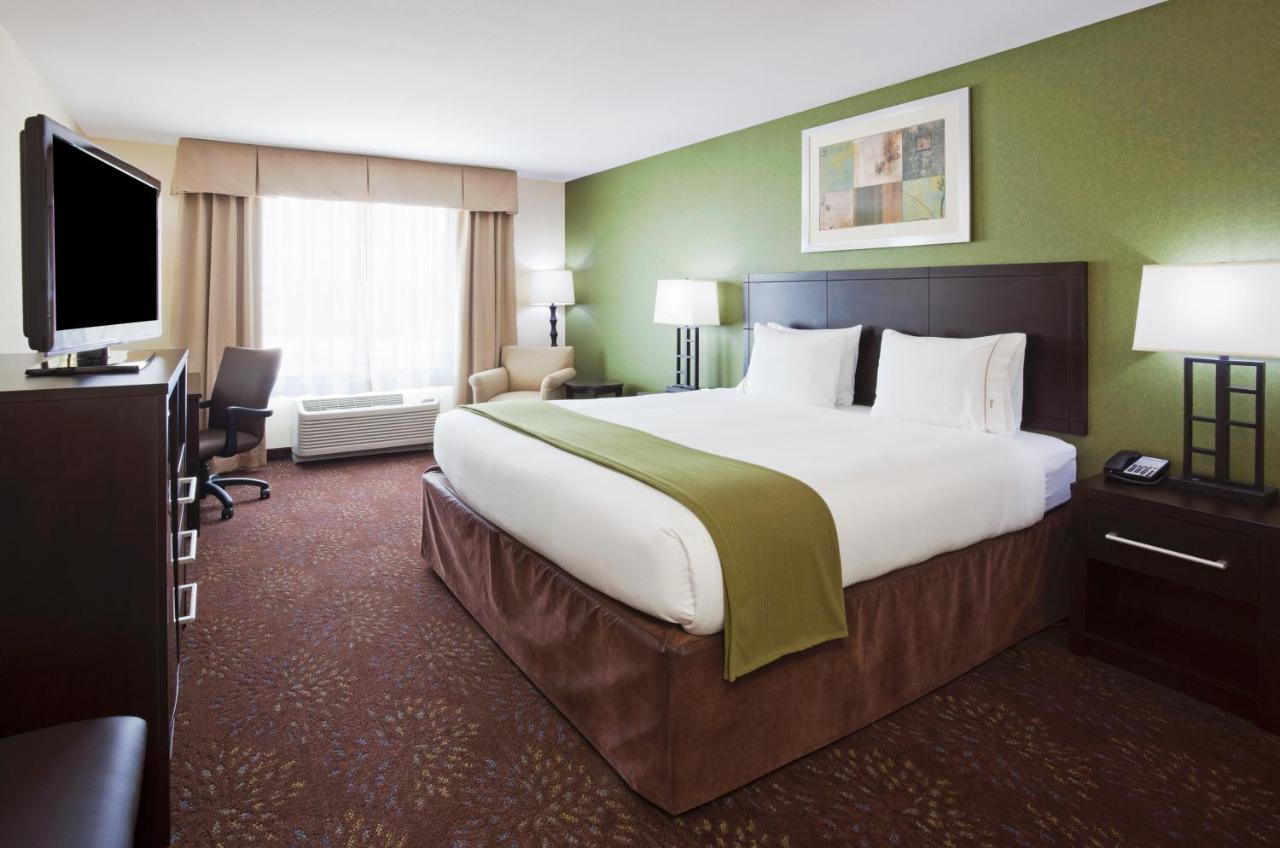 Deluxe King Room at Holiday Inn Express & Suites Rochester – Mayo Clinic Area by IHG
